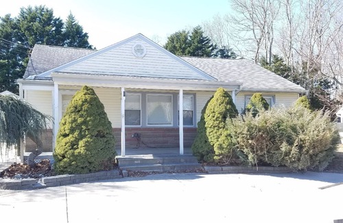 Somers Point House | Lovely Cape Cod Furnished in Coastal Country Theme. Close to Everything!