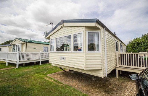 Mappleton House | Lovely caravan for hire with decking at Skipsea Sands Holiday Park ref 41161WF