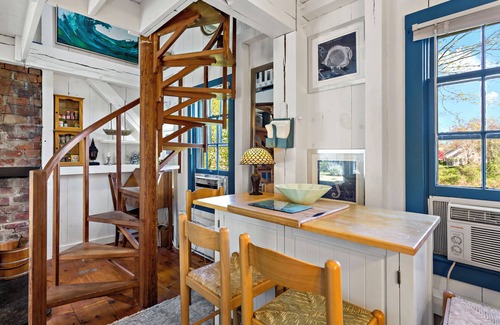 West Barnstable Cottage | Lovely Carriage House w/Spa Near Beach, Pets Welcome!