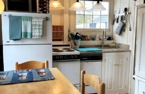 West Barnstable Cottage | Lovely Carriage House w/Spa Near Beach, Pets Welcome!