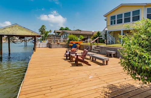 Palm Harbor House | Lovely coastal home on a deep canal near Estes Flats!