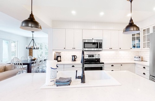 The Blue Mountains Condo | Lovely condo overlooking golf course w/seasonal pool & near Monterra Golf Course