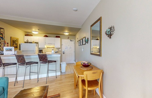 Gulf Place Apartment | Lovely condo on the Gulf of Mexico w/private balcony, shared pool & tennis