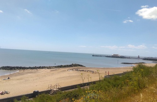Clacton-on-Sea Apartment | Lovely, cosy 1 bedroom flat situated on the seafront of Clacton on Sea