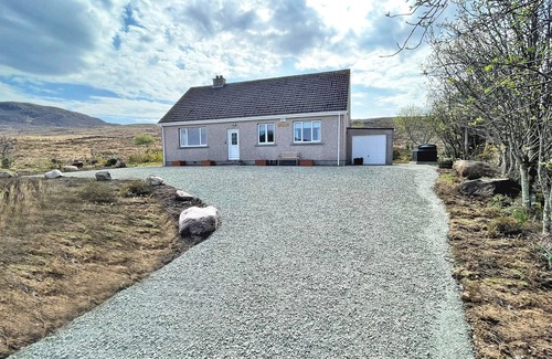 Drumchork House | Lovely cosy cottage with stunning loch and mountain views in scenic countryside