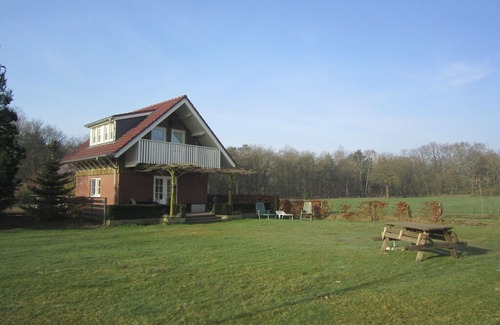 Knikkerdorp House | Lovely Cottage near Lake in Well
