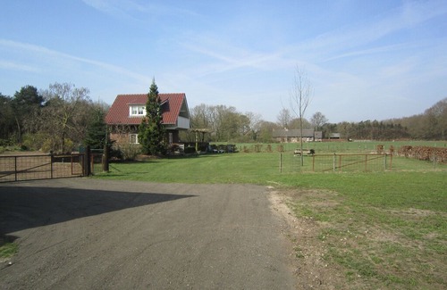 Knikkerdorp House | Lovely Cottage near Lake in Well