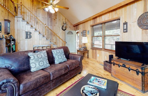 Morganton Cabin | Lovely dog-friendly cabin w/ lots of grassy space for kids + free WiFi & deck!