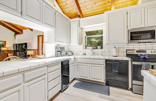 Mendocino House | Lovely dog-friendly house with private hot tub, firepit, deck