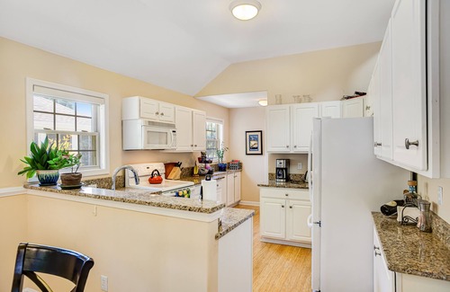 Lewes House | Lovely dog-friendly home with tennis, fast WiFi, deck, grill & W/D