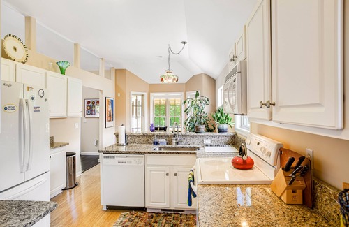 Lewes House | Lovely dog-friendly home with tennis, fast WiFi, deck, grill & W/D