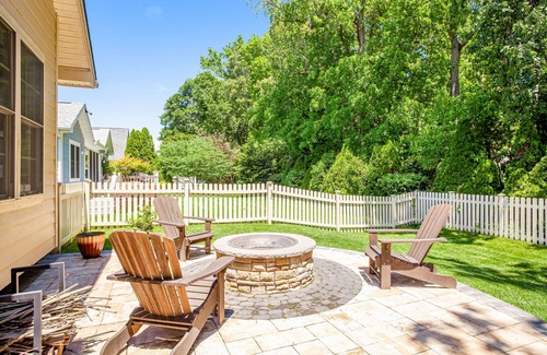 Lewes House | Lovely dog-friendly home with tennis, fast WiFi, deck, grill & W/D