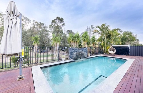Meadowbrook House | Lovely family retreat with Pool easy connection t