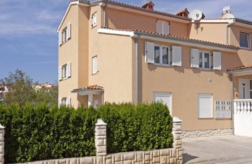 Vinkuran Apartment | Lovely Flat with swimming pool near beach