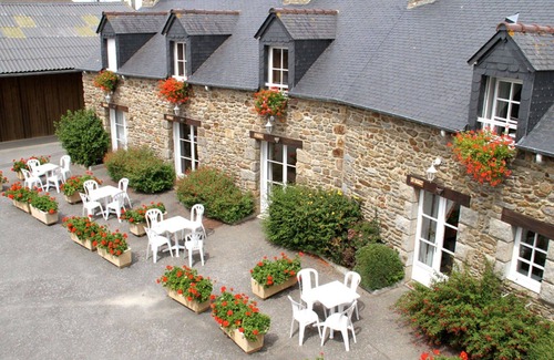 Saint-Jouan-des-Guerets Apartment | Lovely apartment for 5 people with WIFI, pool, TV and terrace