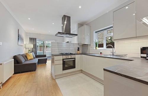 West Ealing Apartment | Lovely Garden Flat within proximity of Elizabeth Line in West Ealing