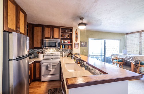 Kailua-Kona Condo | 🌴Lovely garden unit with partial ocean view from the lanai. Well equipped🌴