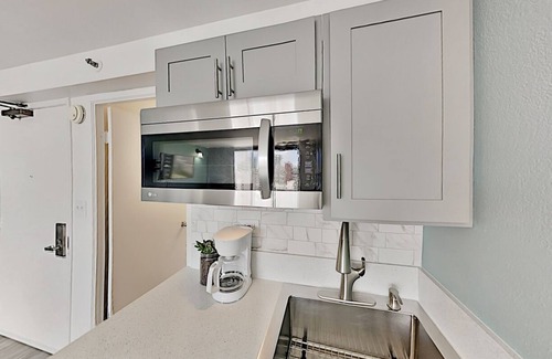 McCully - Moiliili Condo | Lovely Hawaiian Monarch Studio | Pool + Gym