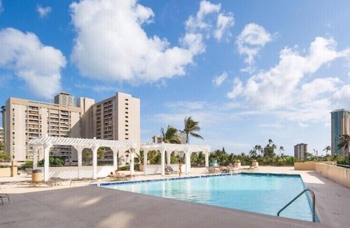 McCully - Moiliili Condo | Lovely Hawaiian Monarch Studio | Pool + Gym