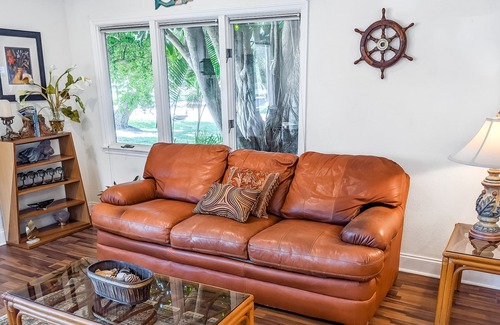 Laurel Cottage | Lovely hideaway near beach with decks & enclosed yard, high-speed WiFi & AC