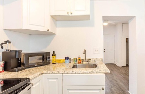 Hyde Park Apartment | Lovely historic apt near Amelia Arena + Hyde Park