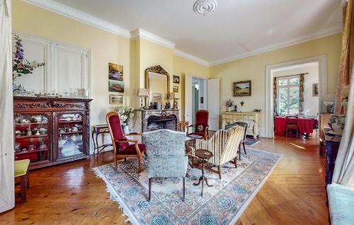La Chapelle-sur-Dun House | Lovely Home In La Chapelle Sur Dun