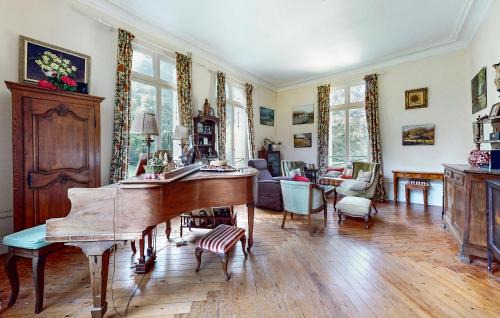 La Chapelle-sur-Dun House | Lovely Home In La Chapelle Sur Dun