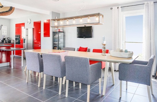 Cruzy House | Lovely home in Cruzy with kitchen