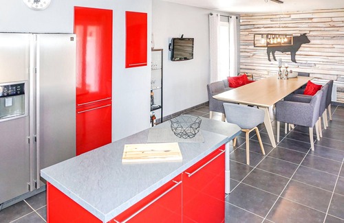 Cruzy House | Lovely home in Cruzy with kitchen
