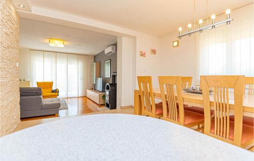 Drnis House | Lovely Home In Drnis With Wifi