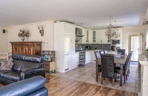 Heinkenszand House | Lovely home in Heinkenszand with WiFi