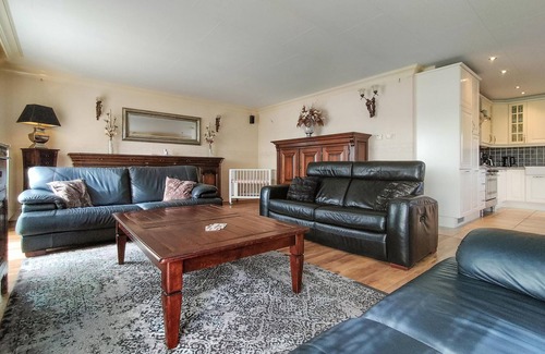 Heinkenszand House | Lovely home in Heinkenszand with WiFi