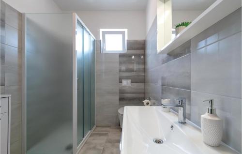 Loborika House | Lovely Home In Loborika With Wifi