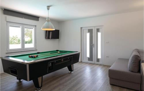 Loborika House | Lovely Home In Loborika With Wifi