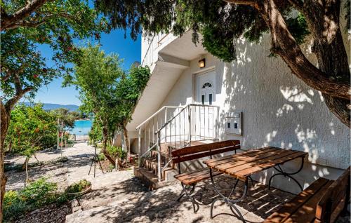 Loviste House | Lovely Home In Loviste With Kitchen
