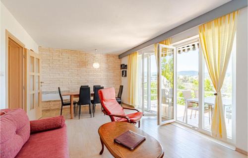 Loviste House | Lovely Home In Loviste With Kitchen
