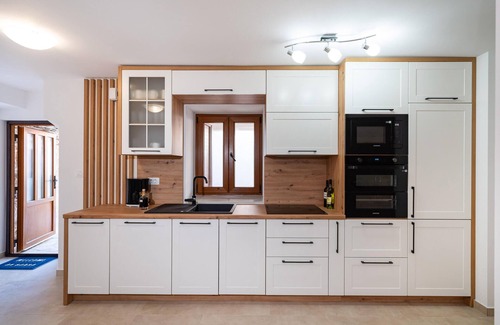 Posedarje House | Lovely home in Slivnica with WiFi