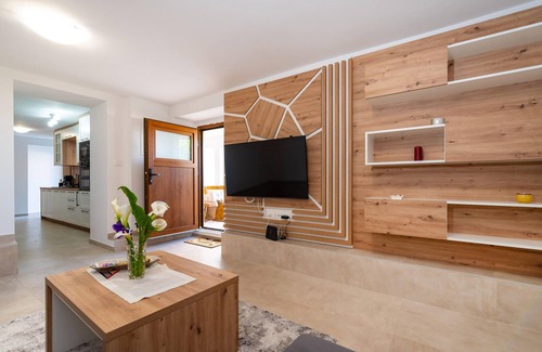 Posedarje House | Lovely home in Slivnica with WiFi