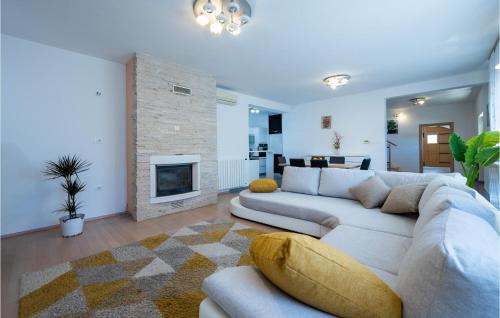 Susnjevica House | Lovely Home In Susnjevica With Kitchen