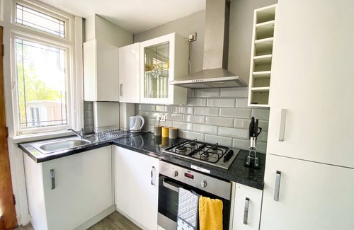 Luton House | Lovely House with Garden in Luton