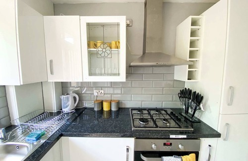 Luton House | Lovely House with Garden in Luton