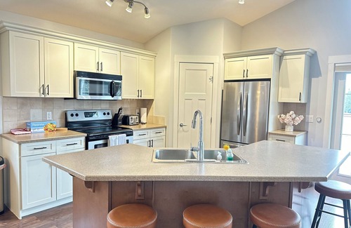 Hinton House | Lovely house with mountain views &A/C
