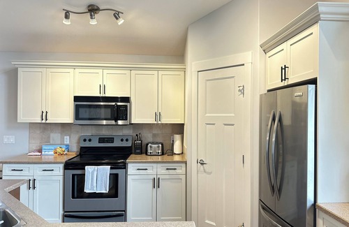 Hinton House | Lovely house with mountain views &A/C
