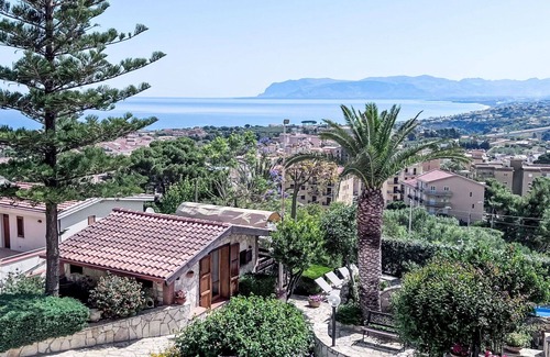 Castellammare del Golfo Apartment | Lovely apartment for 7 people with WIFI, A/C, pool, TV and balcony