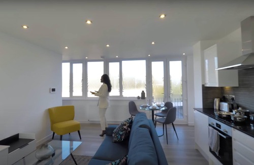 Hillingdon Condo | Lovely light & airy 2 bed flat, 5 min walk to train station & close to Heathrow.