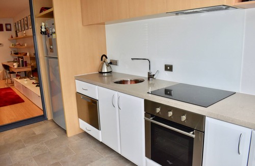 Melbourne Central Business District Apartment | Lovely Light-Filled Apt in the Heart of CBD!