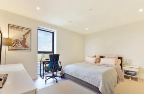 West Hill Apartment | Lovely Luminous 3 Bed Flat, with secure Ev Parkng
