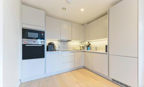 West Hill Apartment | Lovely Luminous 3 Bed Flat, with secure Ev Parkng