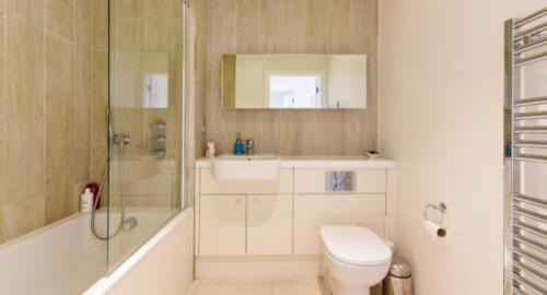 West Hill Apartment | Lovely Luminous 3 Bed Flat, with secure Ev Parkng