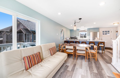 Newport Cottage | Lovely ocean-view cottage next to Nye Beach access - EV charger on-site